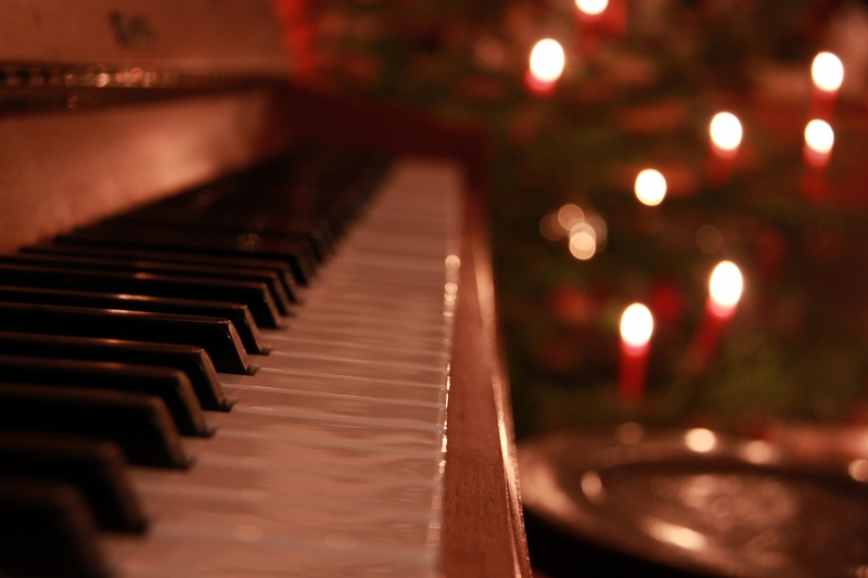 piano-christmas.jpg